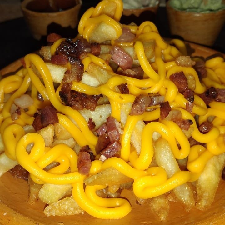 Batata frita com bacon e queijo cheddar da Sampa