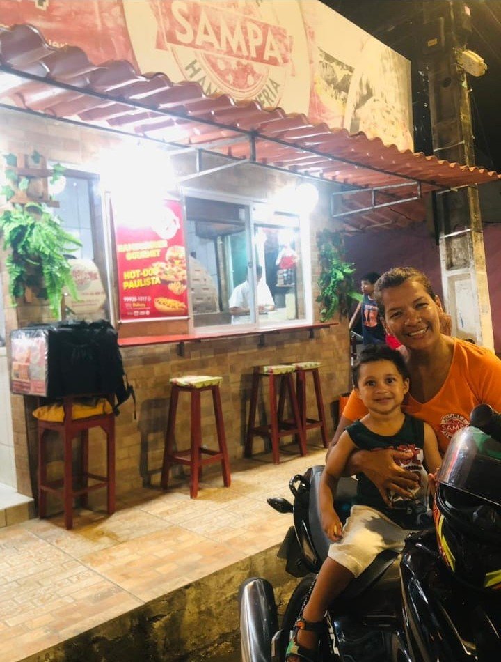 Fachada da Pizzaria Sampa iluminada à noite, no Ladeirão do Óleo
