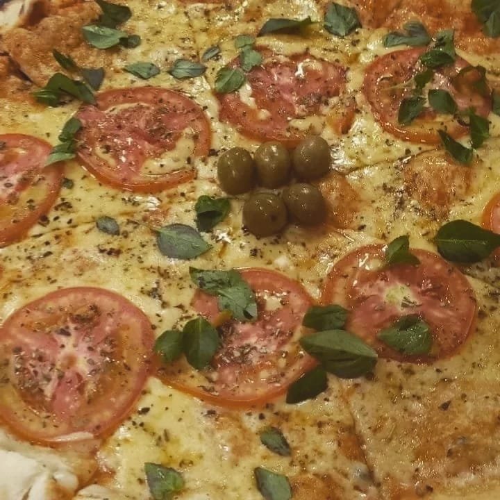 Pizza Marguerita da Sampa, com tomate e manjericão